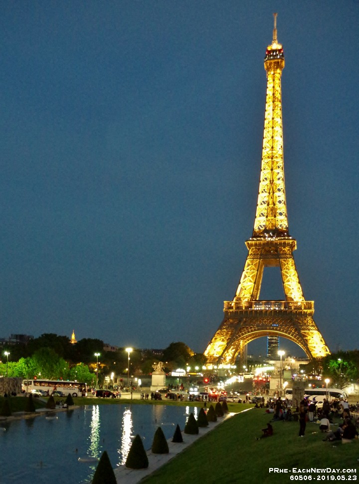 60506CrLeRe - Viewing the Eiffel Tower from the Trocadéro - Paris, France